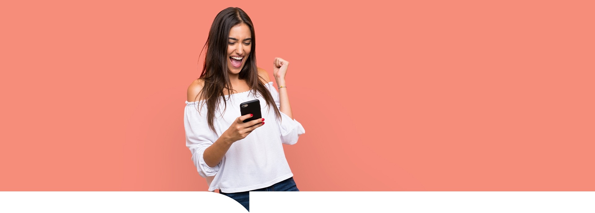 Een jonge vrouw houdt haar telefoon vast en is blij op een oranje achtergrond