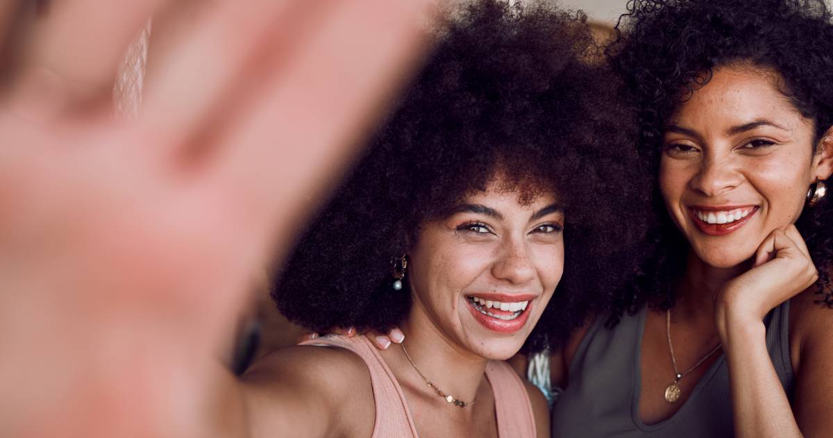 Twee vrouwen die samen lachen