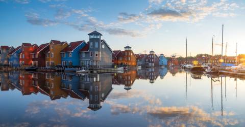 Reitdiephaven, een wijk in Groningen aan de stadsjachthaven met unieke woningen en vrolijke gevelkleuren, geïnspireerd door Scandinavische en Caribische architectuur