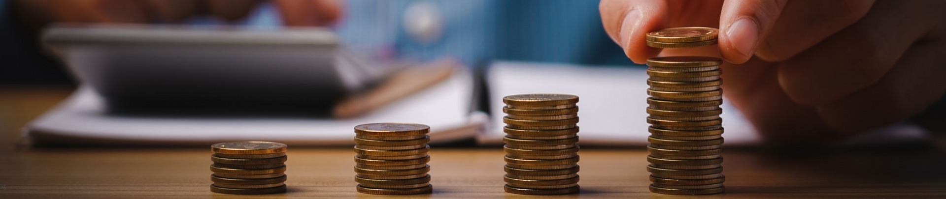 Zakenman die geld aan het berekenen is